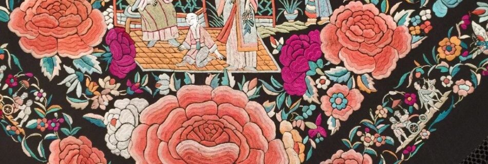 Detalle de un mantón de manila con motivos florales "chinescos"